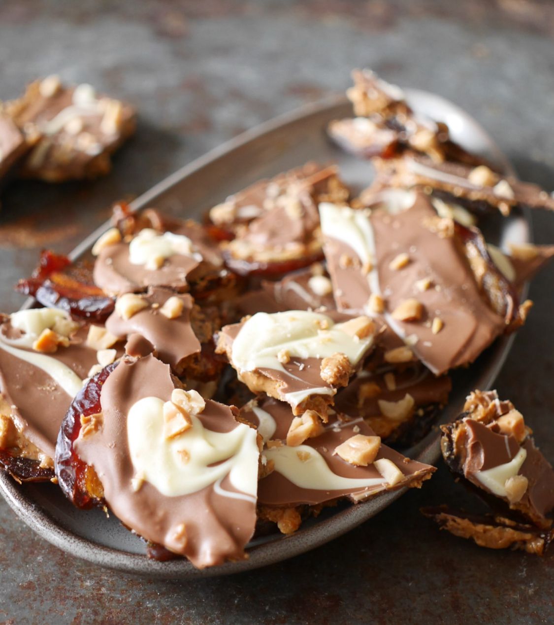 Gezonde chocolade dadelreep met pindakaas en  pinda's